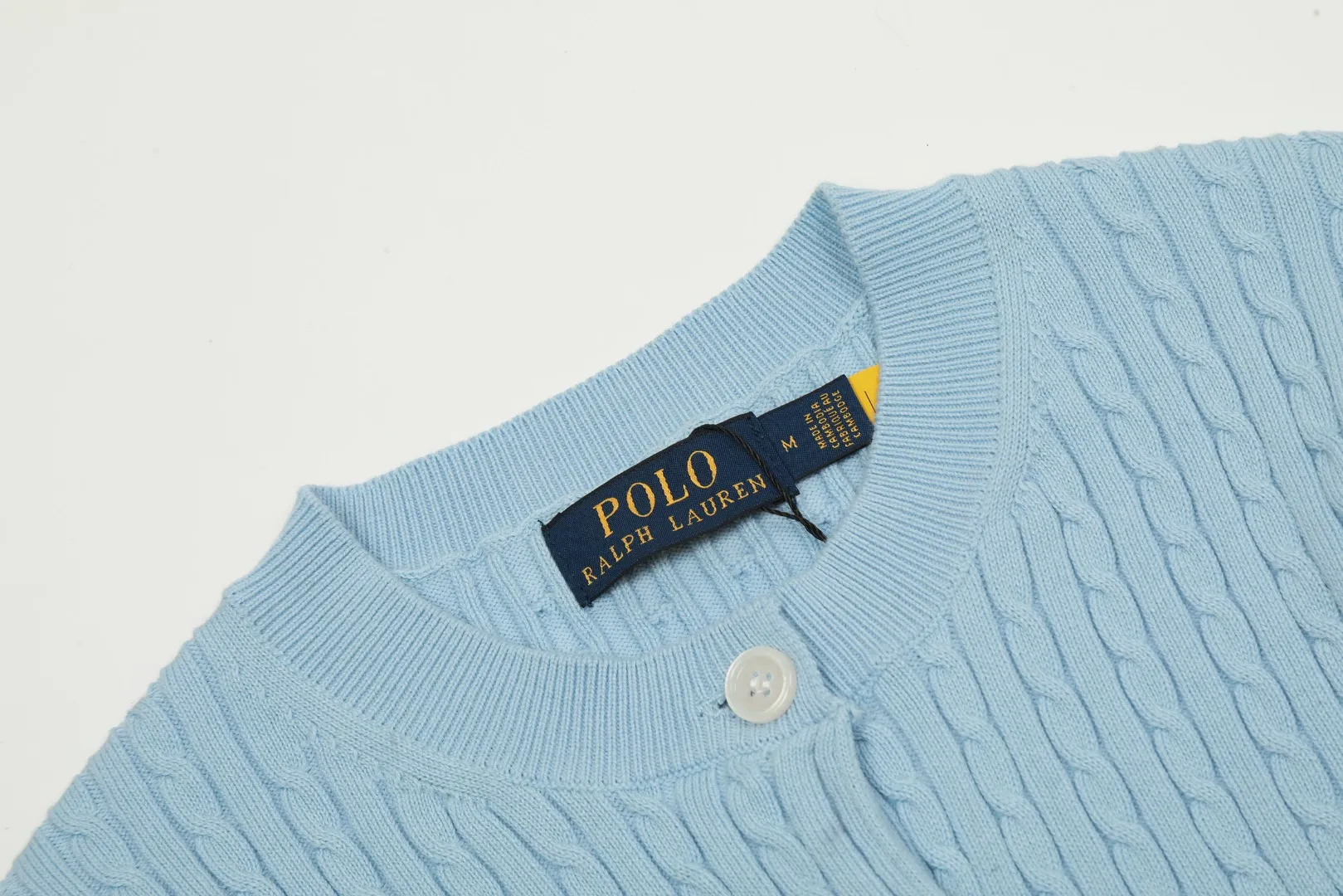 P210 Top quality" Style number: DS005# (not off the shelves all year round) [Ralph Lauren round neck solid color pony embroidery logo knitted cardigan long sleeves] ✅Ralph Lauren Ralph Lauren classic basic versatile twist knitted cardigan long sleeves ✅Main supplier platform live broadcast Wholesale entity Replenish when out of stock Not off the shelf ✅ZP quality 1:1 version Scan the code to enter the GF website Counter quality ✅Detailed quality is the only one in Guangzhou Imported quality cotton yarn, focusing on high-end, cost-effective, good quality, needless to say ✅Zhao Lusi's same style is really amazing, so sweet, so beautiful. This cardigan is really good-looking ✅The upper body is simple and easy to match. A must-have for goddess ootd. Good-looking clothes are never picky. A must-have in the goddess' wardrobe. Size: S-XL Color: Black, almond, gray, navy blue, pink, white, light blue, taro purple, rose red, white label, big red and blue label